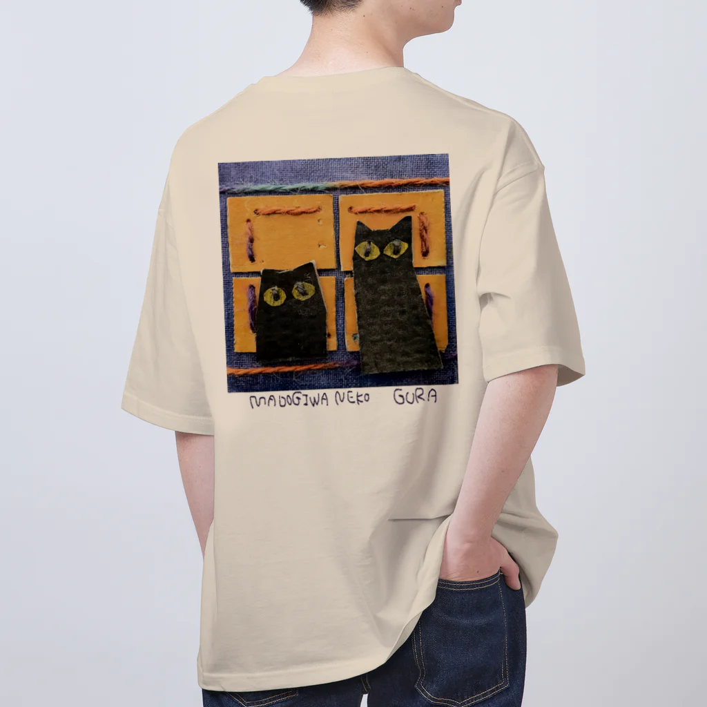 ぐら(GURA)の窓際ネコ・カラー Oversized T-Shirt