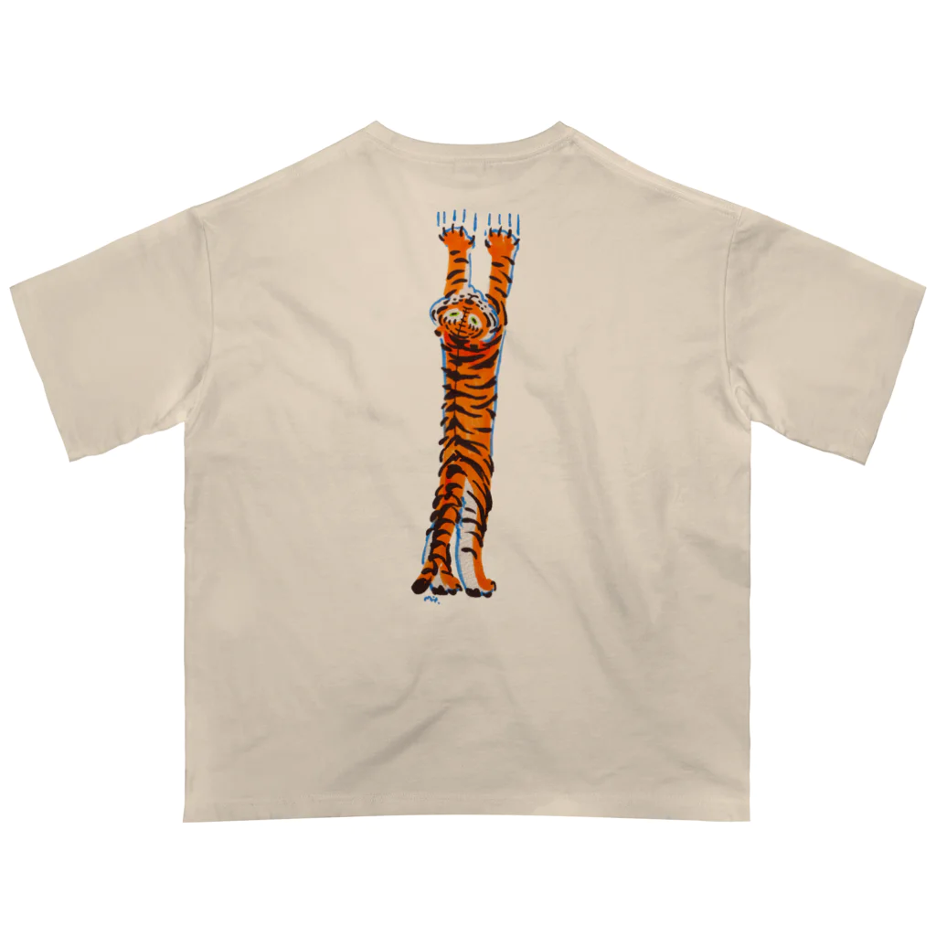 segasworksのトラちゃん（のびのび〜爪とぎ） Oversized T-Shirt