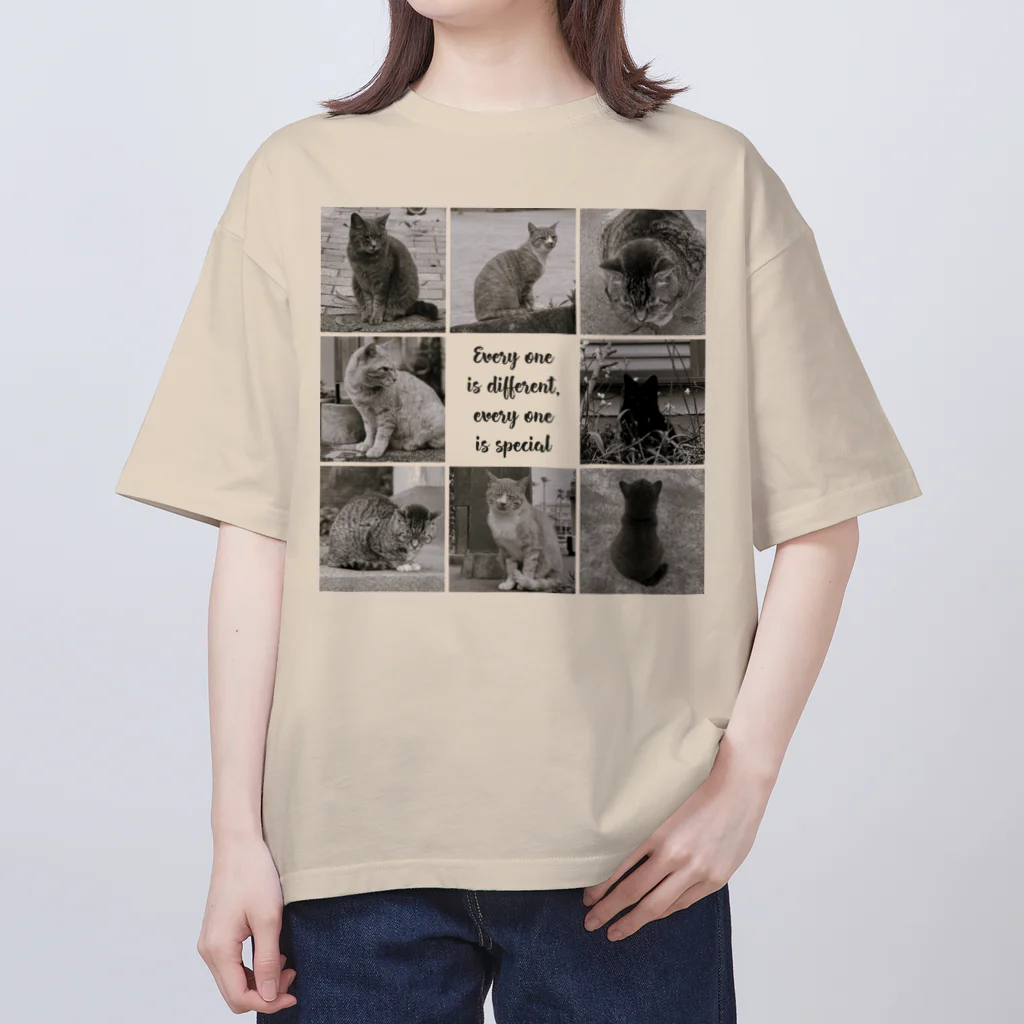 ねことつりのEveryone is different, everyone is special. オーバーサイズTシャツ