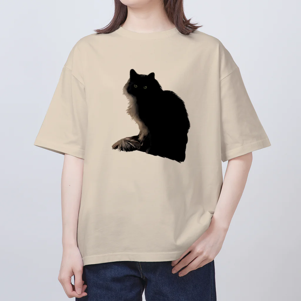 小鳥と映画館の左から光が当たっている黒猫 オーバーサイズTシャツ