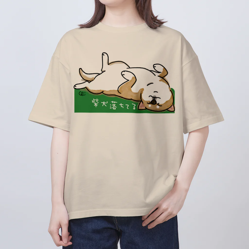 chizuruの柴犬落ちてる（茶）背景グリーン Oversized T-Shirt