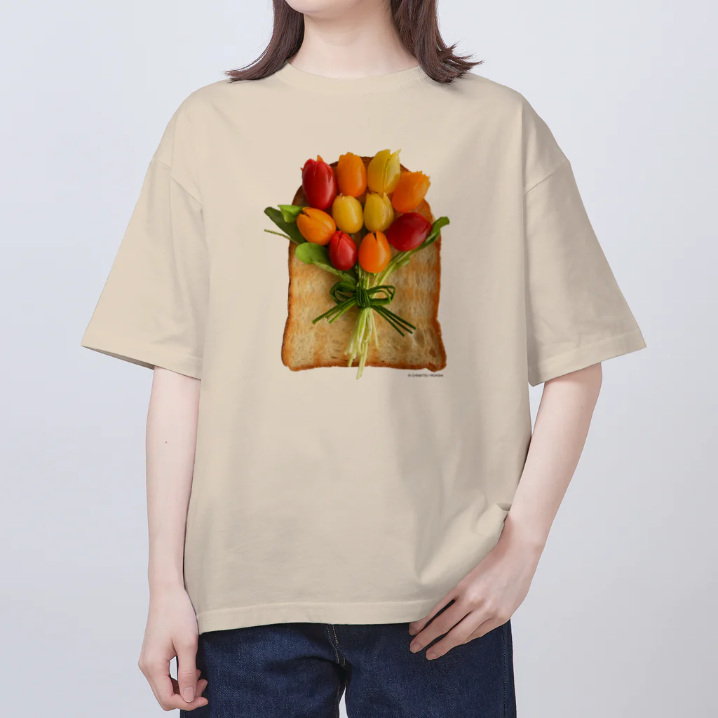 ℂ𝕙𝕚𝕟𝕒𝕥𝕤𝕦 ℍ𝕚𝕘𝕒𝕤𝕙𝕚 東ちなつのトマトのチューリップトースト Oversized T-Shirt