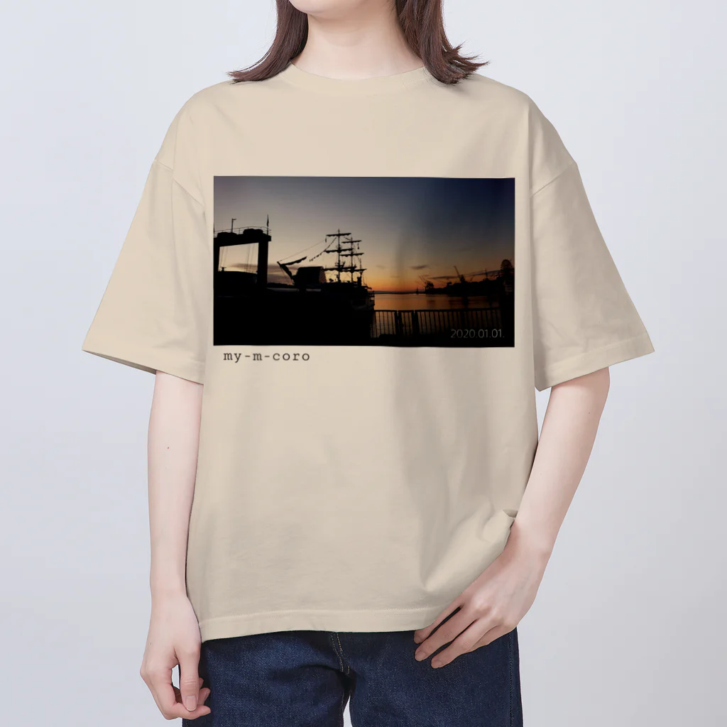 my-m-coroの2020.01.01の朝＊メリケンパーク オーバーサイズTシャツ