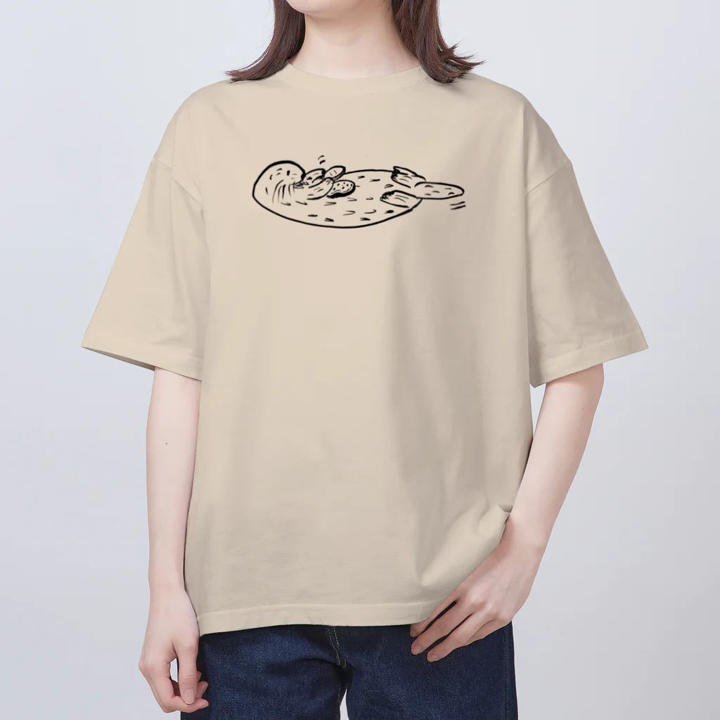 うみうそくん Olivineのお店の貝を割るぷかぷかラッコ・黒 オーバーサイズTシャツ