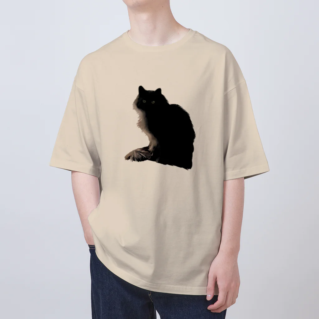 小鳥と映画館の左から光が当たっている黒猫 Oversized T-Shirt