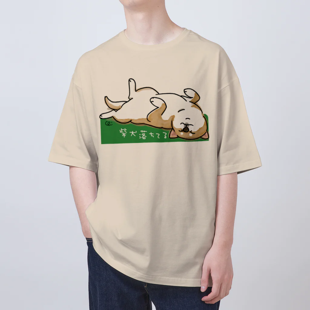 chizuruの柴犬落ちてる（茶）背景グリーン オーバーサイズTシャツ