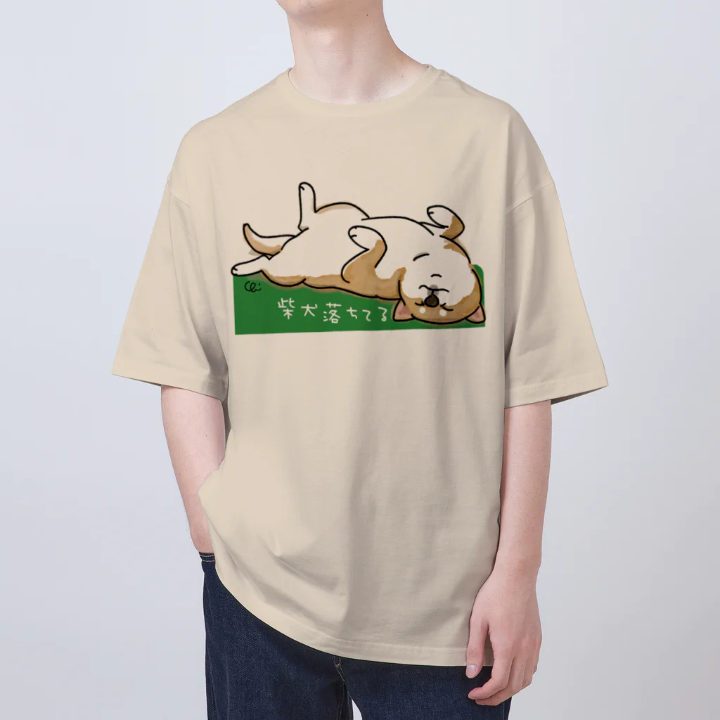 chizuruの柴犬落ちてる（茶）背景グリーン Oversized T-Shirt