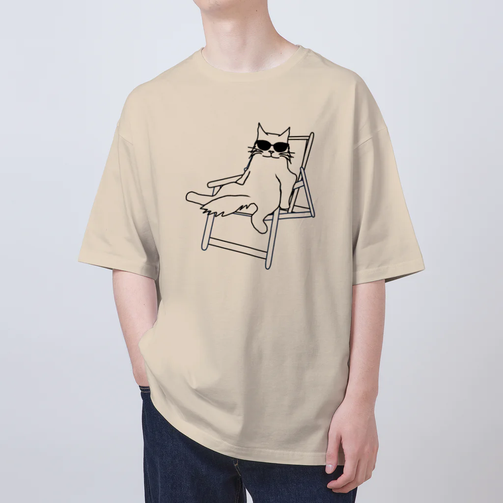 V Voca.のデッキチェアに座る猫 A オーバーサイズTシャツ