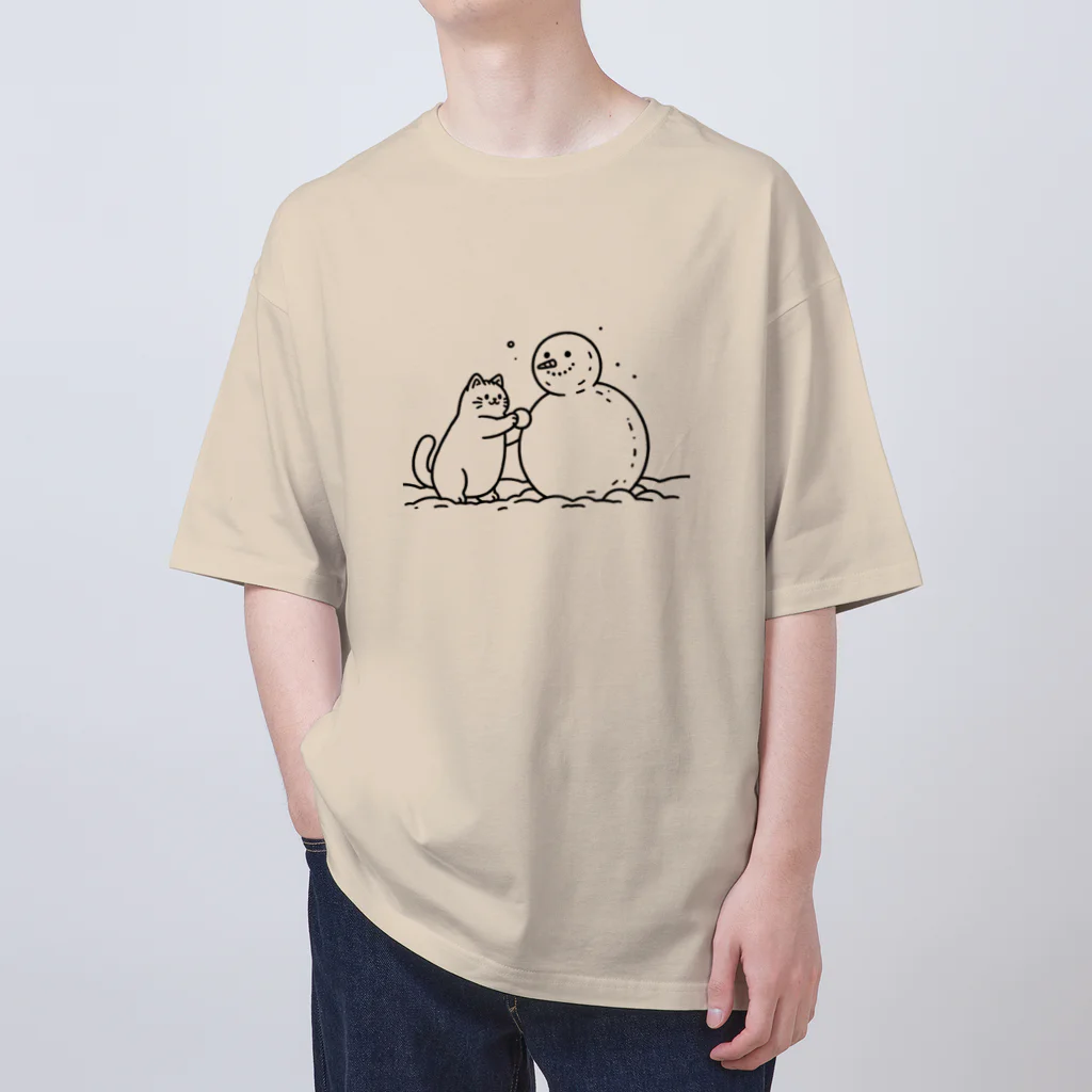 ねこ鉄道の雪だるまを作る猫 Oversized T-Shirt