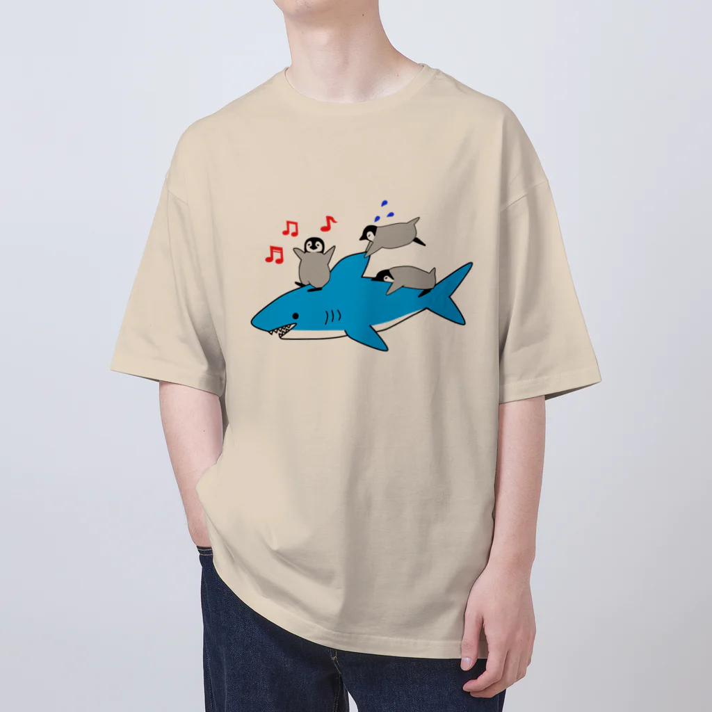 PGcafe-ペンギンカフェ-のサメと戯れるペンギンズ オーバーサイズTシャツ