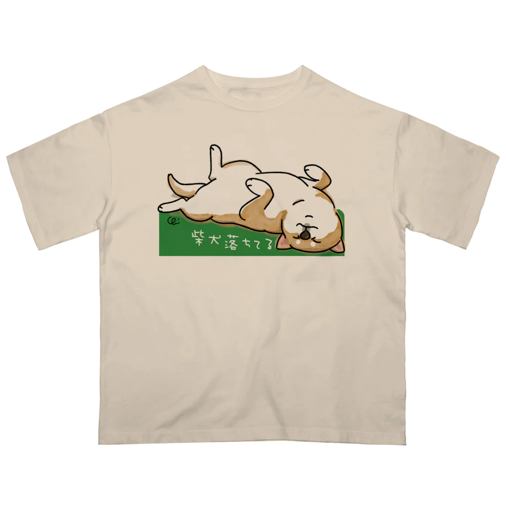 chizuruの柴犬落ちてる（茶）背景グリーン オーバーサイズTシャツ