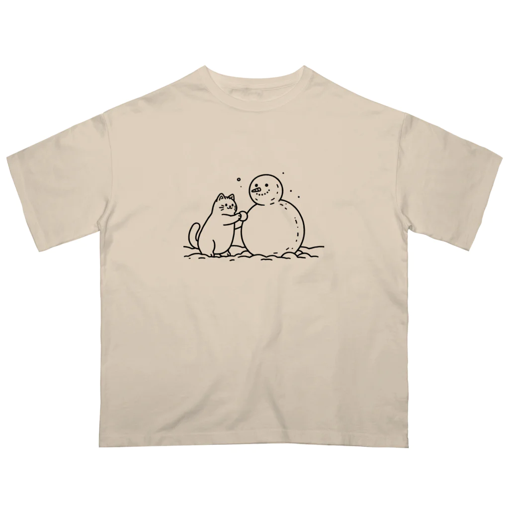 ねこ鉄道の雪だるまを作る猫 Oversized T-Shirt