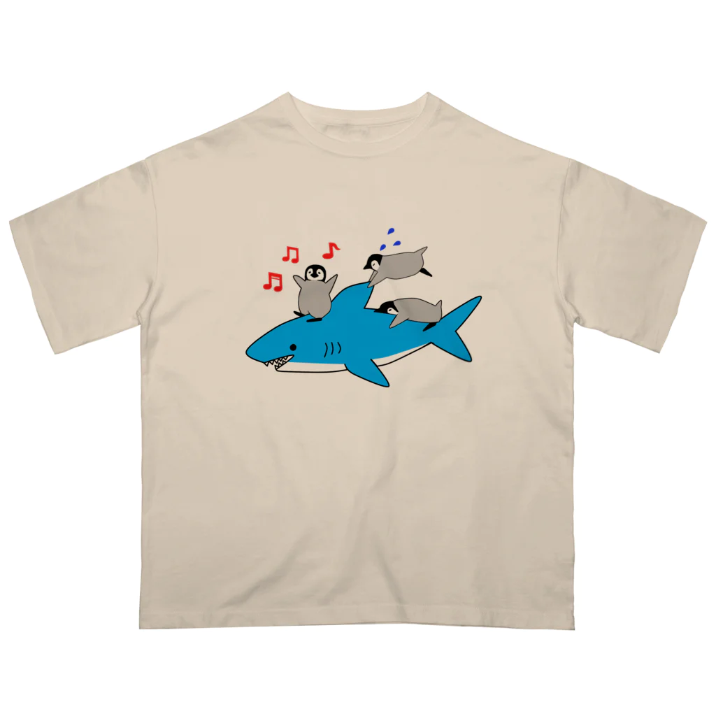 PGcafe-ペンギンカフェ-のサメと戯れるペンギンズ オーバーサイズTシャツ