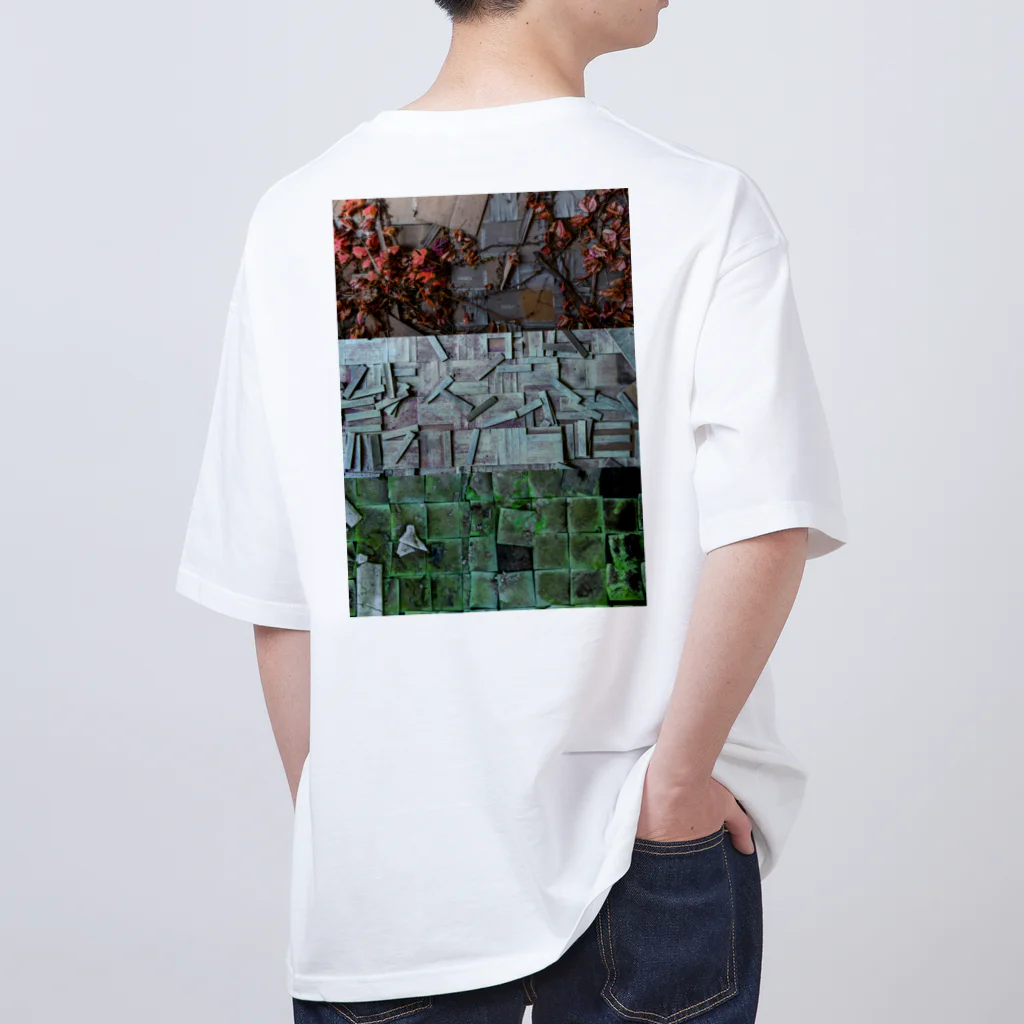 えぬびーしょっぷ【廃墟冷えて〼】の廃墟の床は□くて Oversized T-Shirt