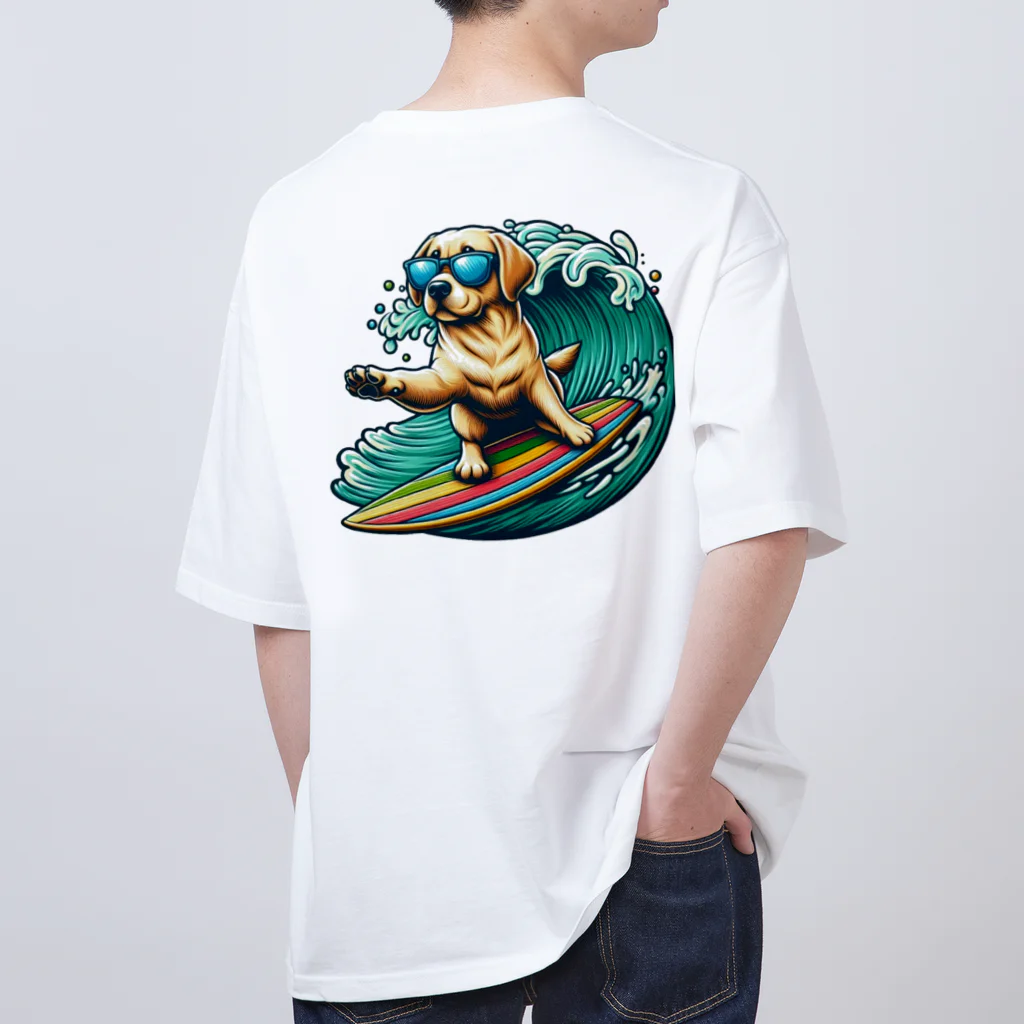 Surfing Dogの波乗りラブラドール Oversized T-Shirt