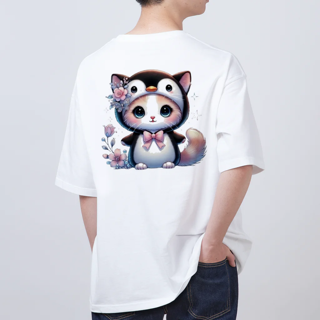 Snow-peaceのペンギンコスチュームのキュートな子猫 Oversized T-Shirt