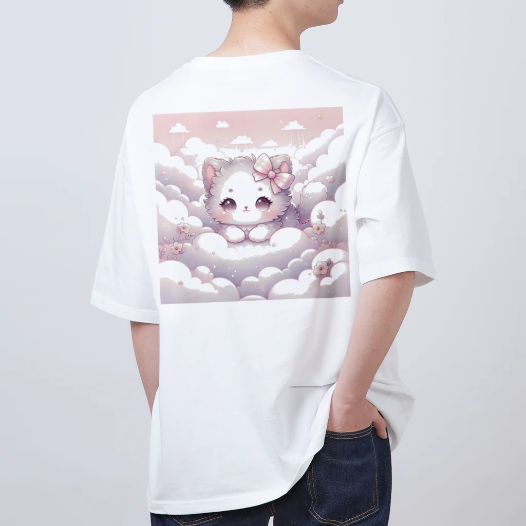 Snow-peaceの「雲の中のふわふわ子猫」 Oversized T-Shirt