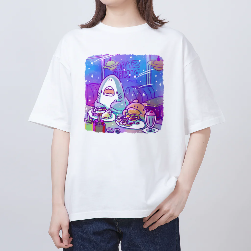 サメとメンダコ[namelessmm2]の宇宙ダイナー Oversized T-Shirt