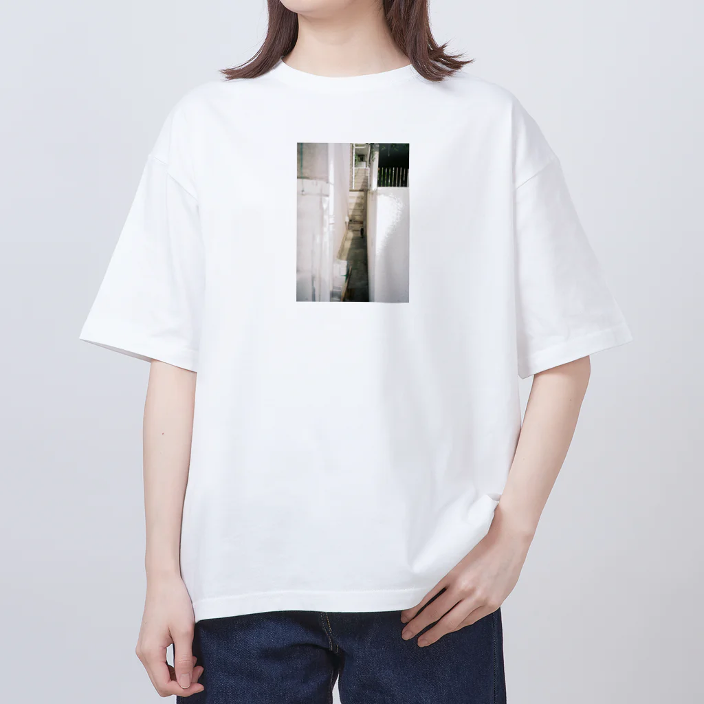 Okの白い路地と猫 オーバーサイズTシャツ