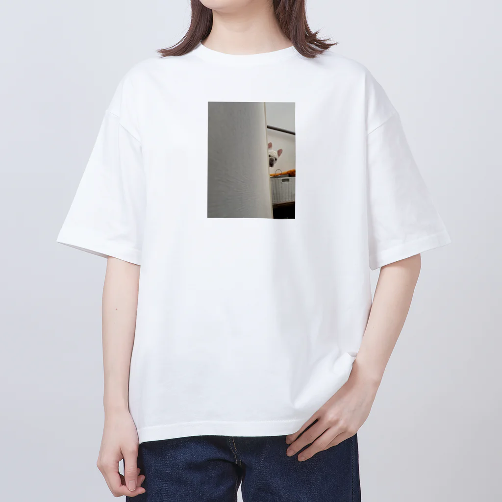 ロキの店の覗く犬 Oversized T-Shirt