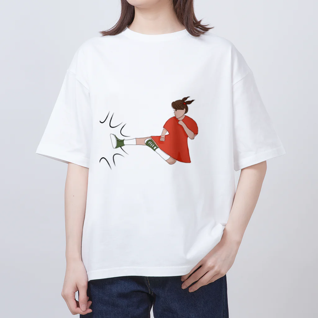 アマンダの飛び蹴り Oversized T-Shirt