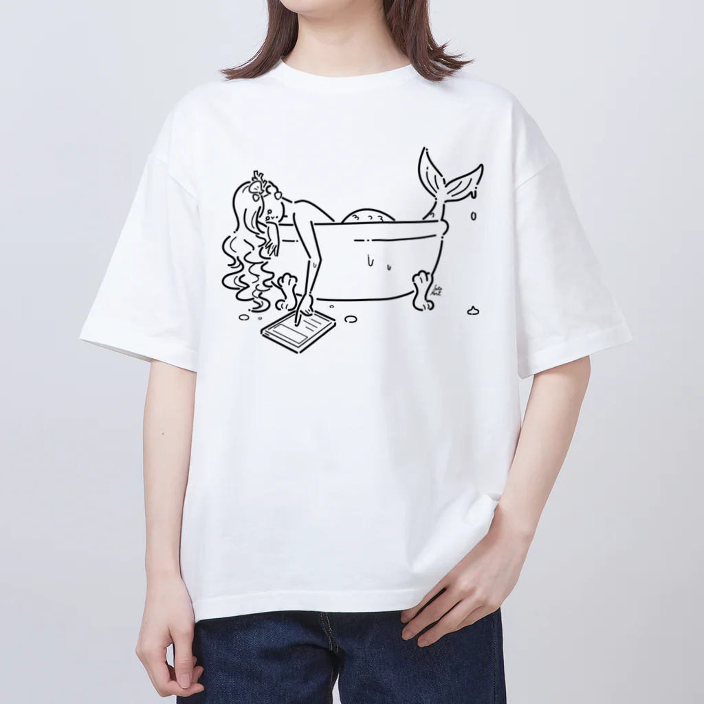 サトウノリコ*の浴室でタブレットを使う人魚【くろ】 Oversized T-Shirt