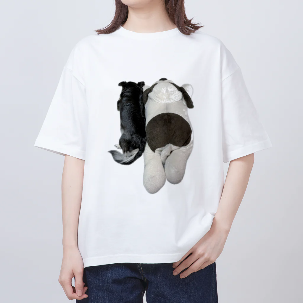 【ホラー専門店】ジルショップの犬と犬＊背中＊可愛い双子＊仲良し Oversized T-Shirt