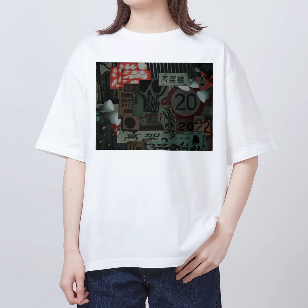 烏龍店の中央線高架下集合 Oversized T-Shirt