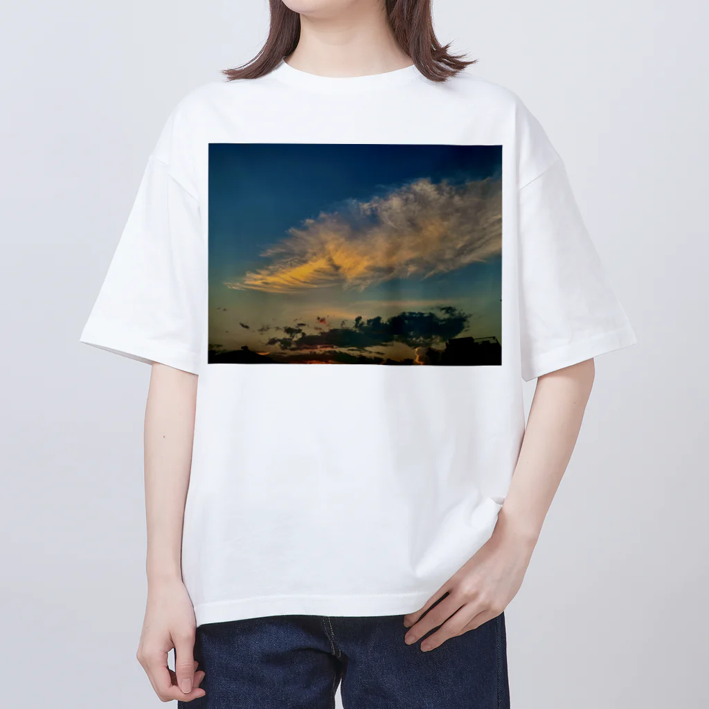 バイポーラーショップの梅雨明けと夏空の始まり Oversized T-Shirt