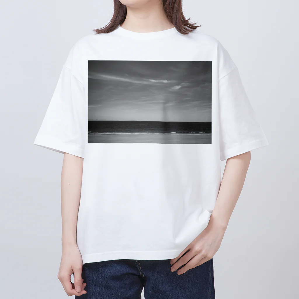 TATTUの海水浴場の海と空と雲 オーバーサイズTシャツ