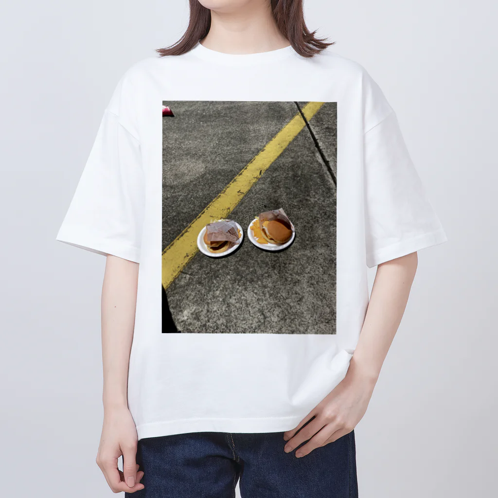 guriguriの地面にあるハンバーガー Oversized T-Shirt
