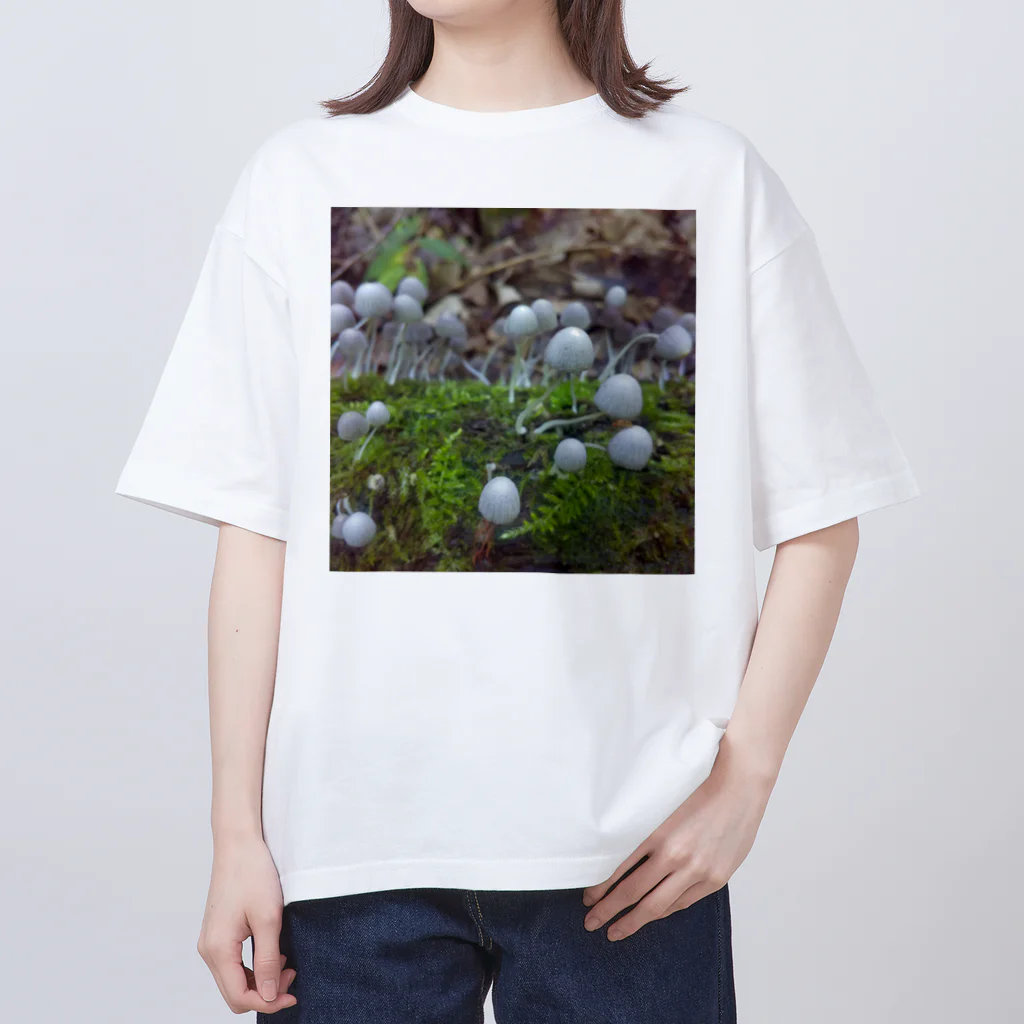 ミクロの不思議の国のキノコちゃん Oversized T-Shirt