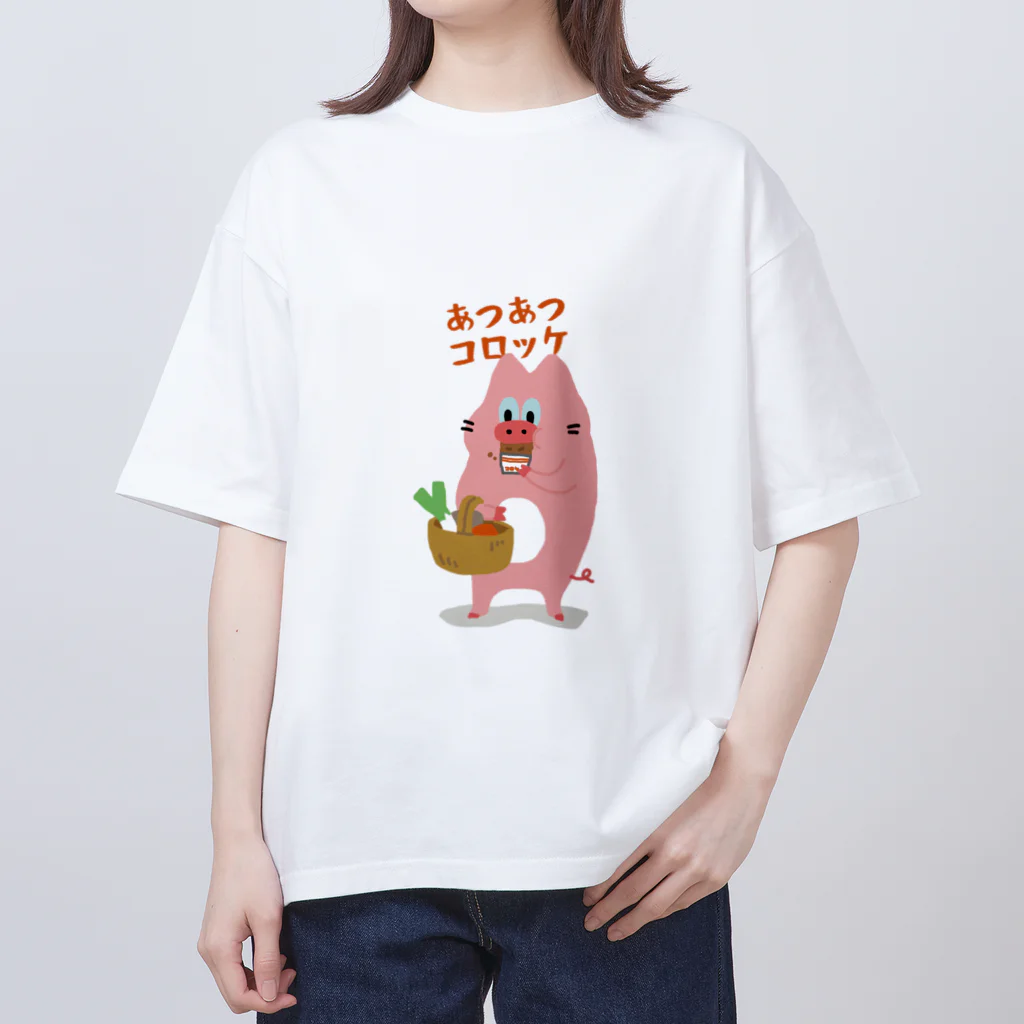 心穏やかなネコブタの店のコロッケを買い食いするネコブタ Oversized T-Shirt