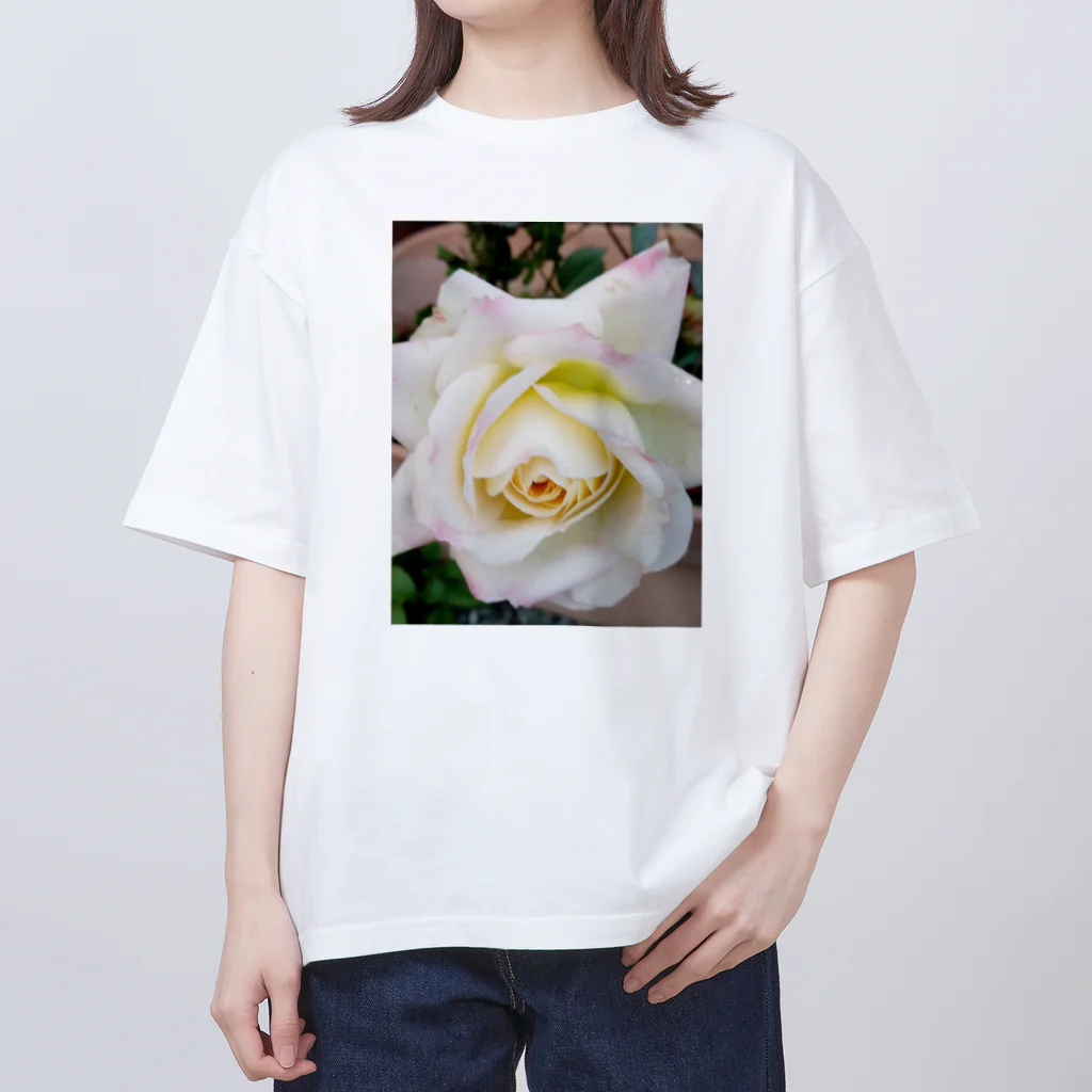 ミルクティーのバラの写真 Oversized T-Shirt
