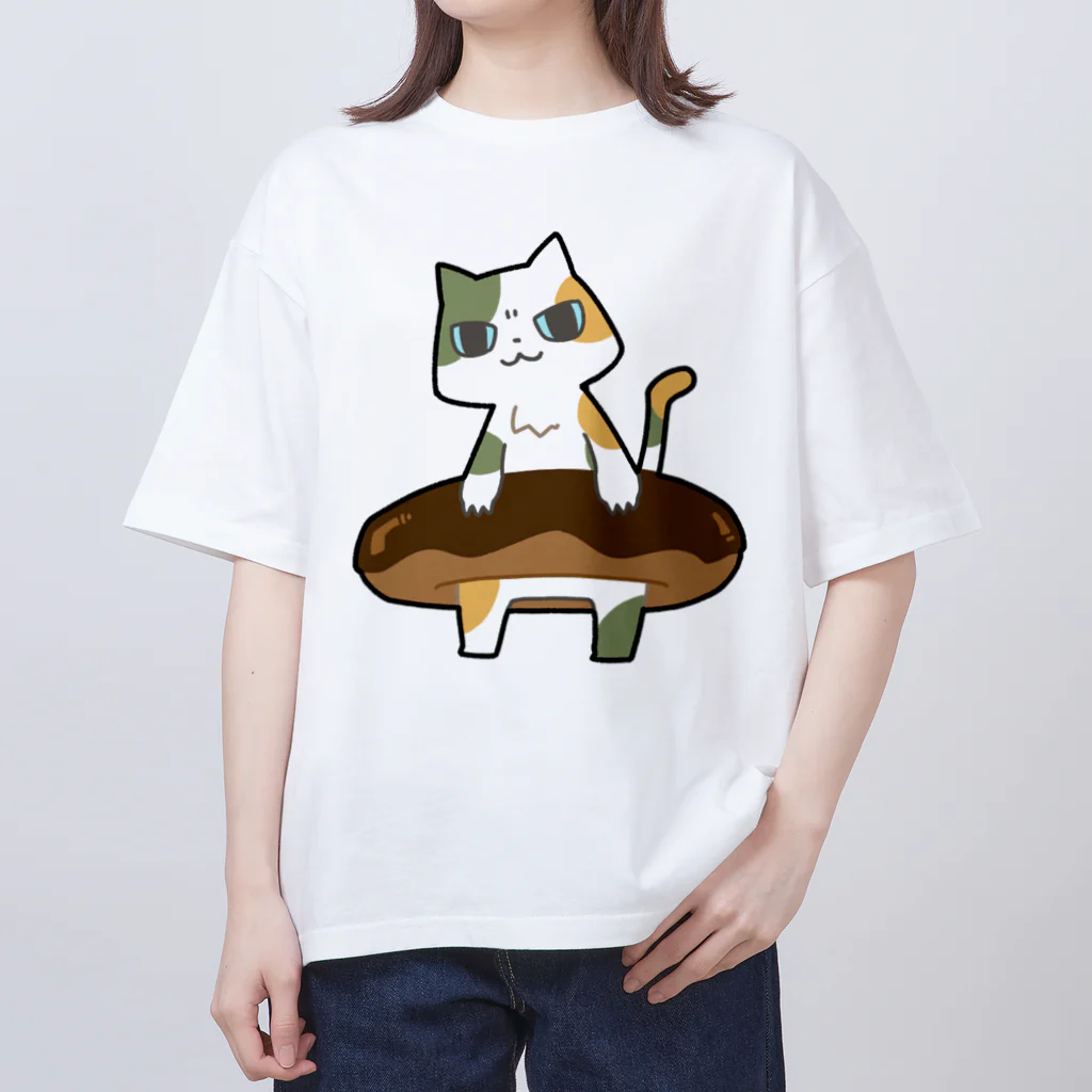 うさやのドーナツをゲットしてご満悦の猫 オーバーサイズTシャツ