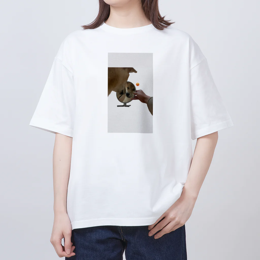 赤さんしばけんの鏡にキレてる柴犬 オーバーサイズTシャツ