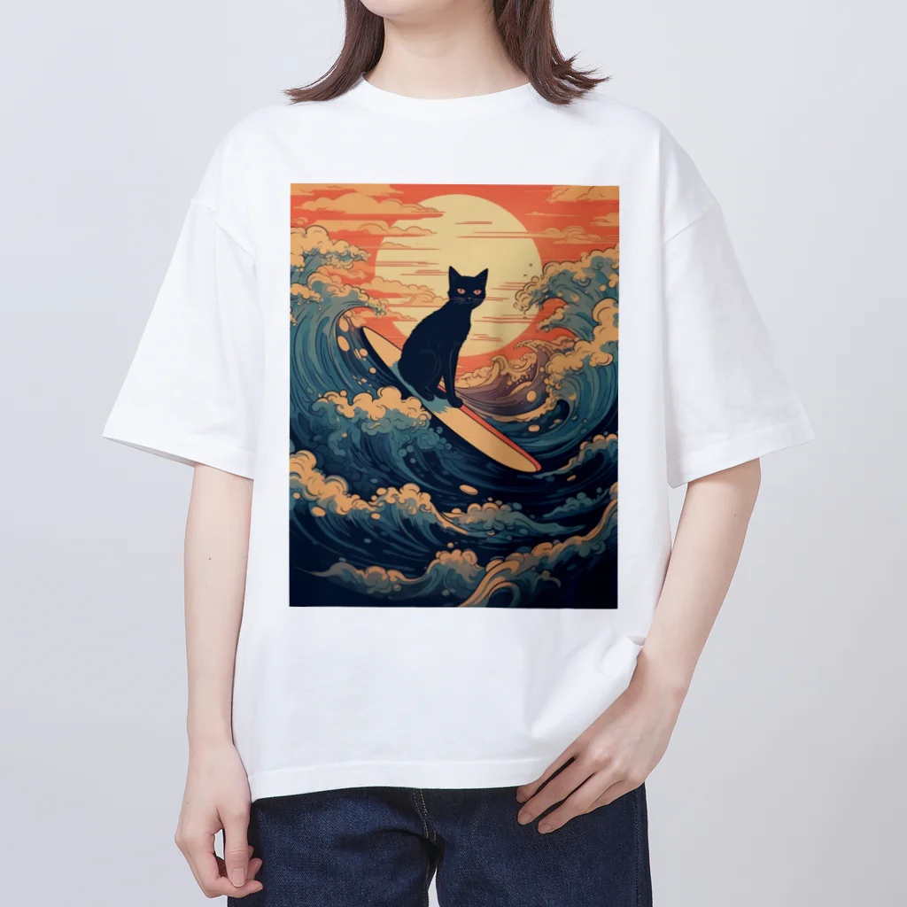 たゆたゆの夕焼けと波乗りする黒猫 オーバーサイズTシャツ