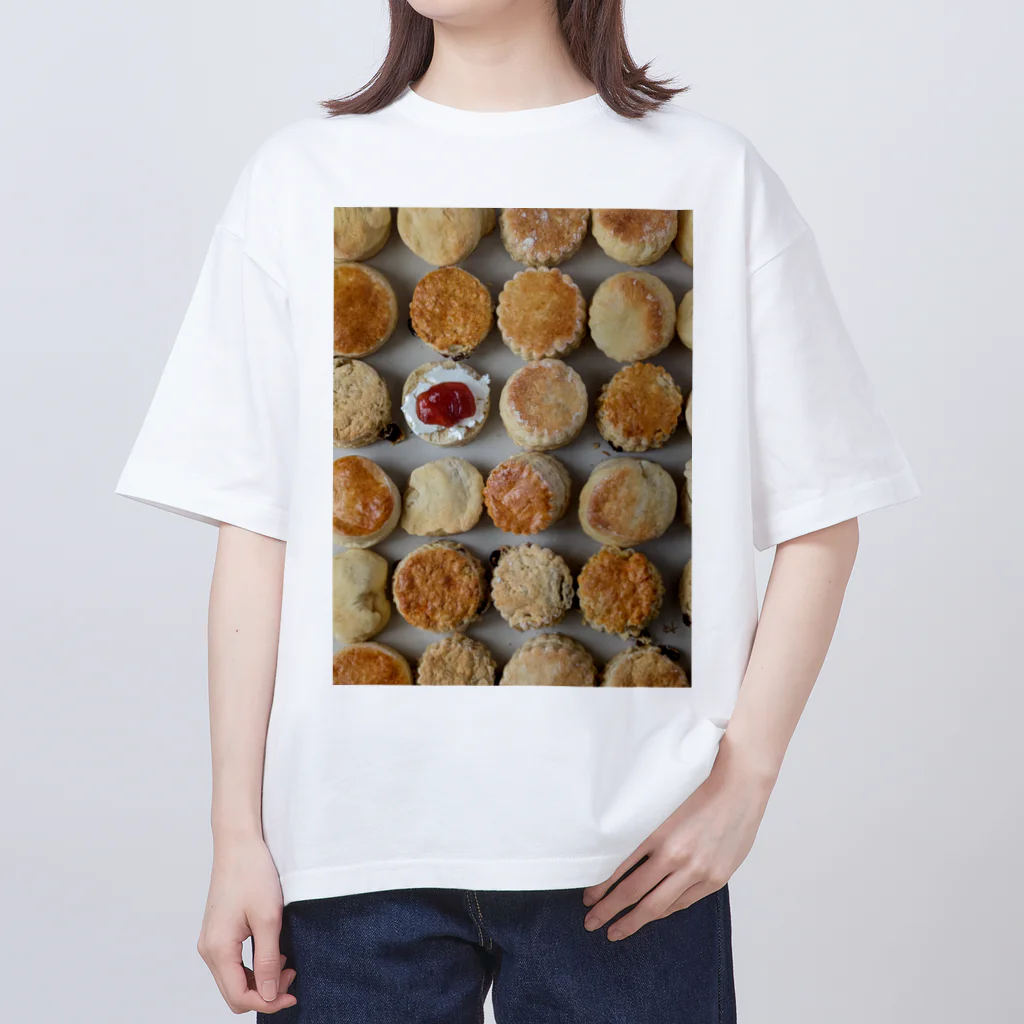 世界お菓子ばなしのスコーンがいっぱい オーバーサイズTシャツ