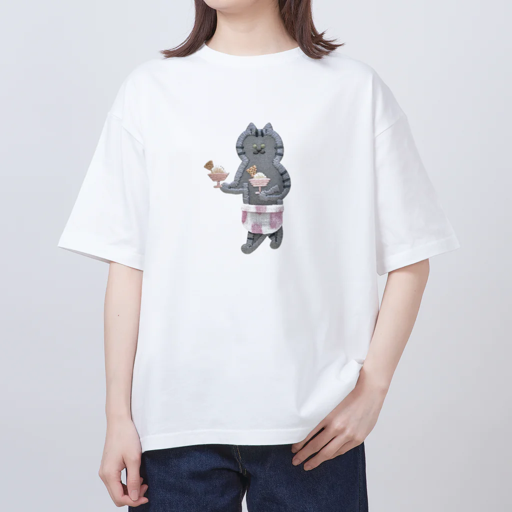 SUIMINグッズのお店の喫茶店の猫（アイスクリームバイトリーダー） Oversized T-Shirt
