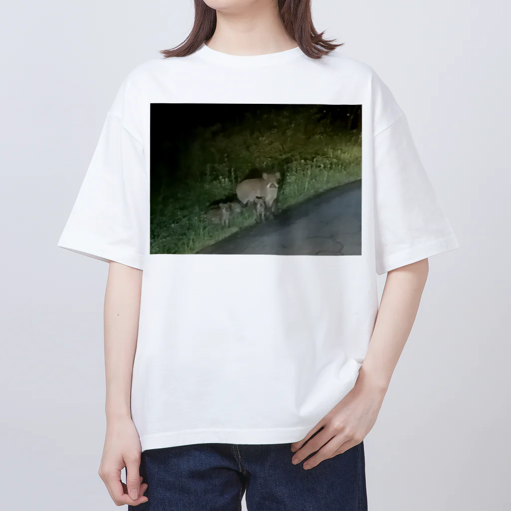 どびんの野生の猪の親子 オーバーサイズTシャツ