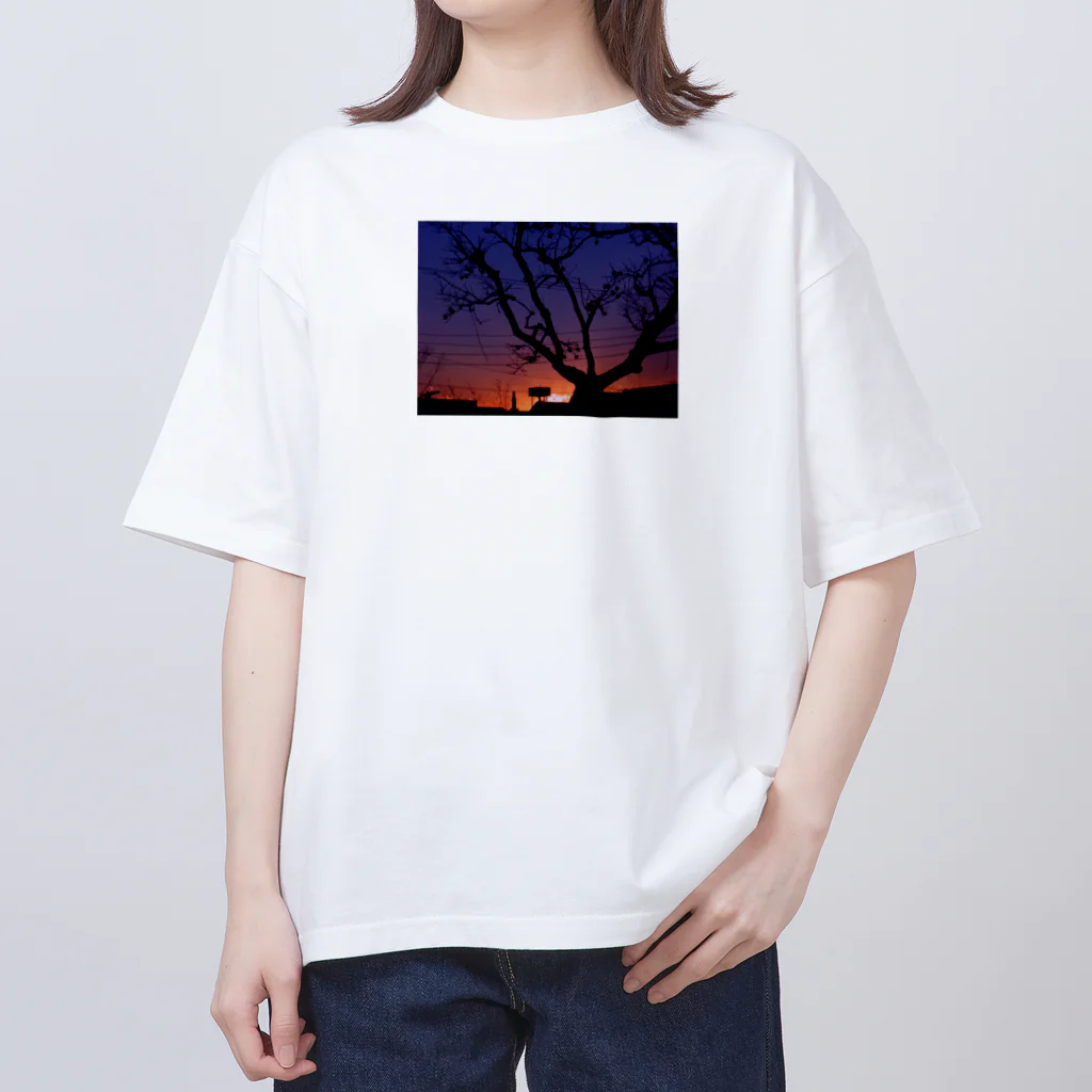 zzmatsudaの夕焼けと柿の木のトワイライト オーバーサイズTシャツ