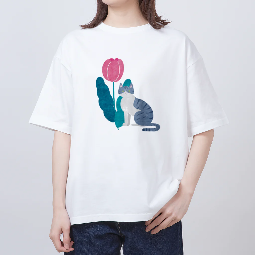 たやまゆうりのハチワレ猫とチューリップ Oversized T-Shirt