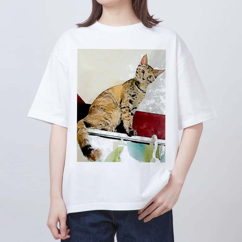 コハクのカーテンレールからニャンコ🐱 Oversized T-Shirt