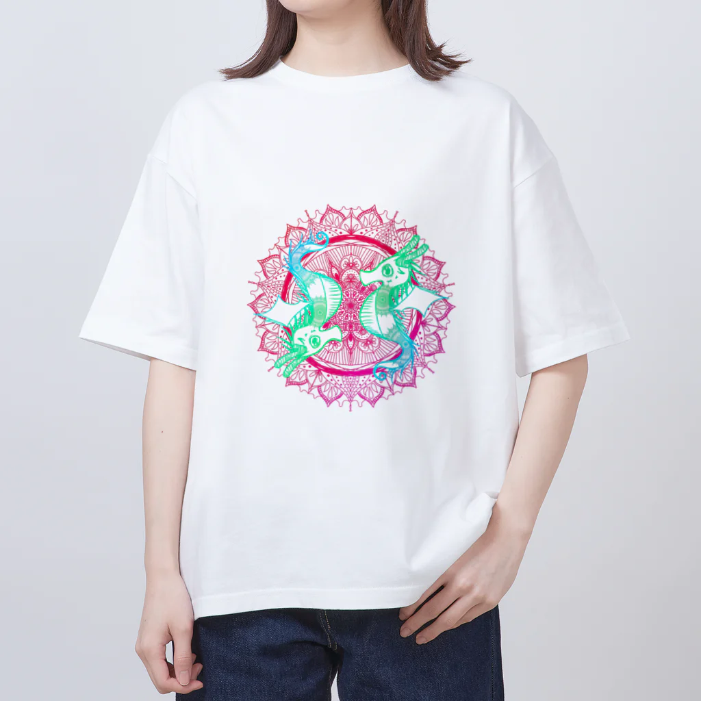 ﾈﾓﾌｨﾗのタツノオトシゴ 曼荼羅 陰陽 オーバーサイズTシャツ