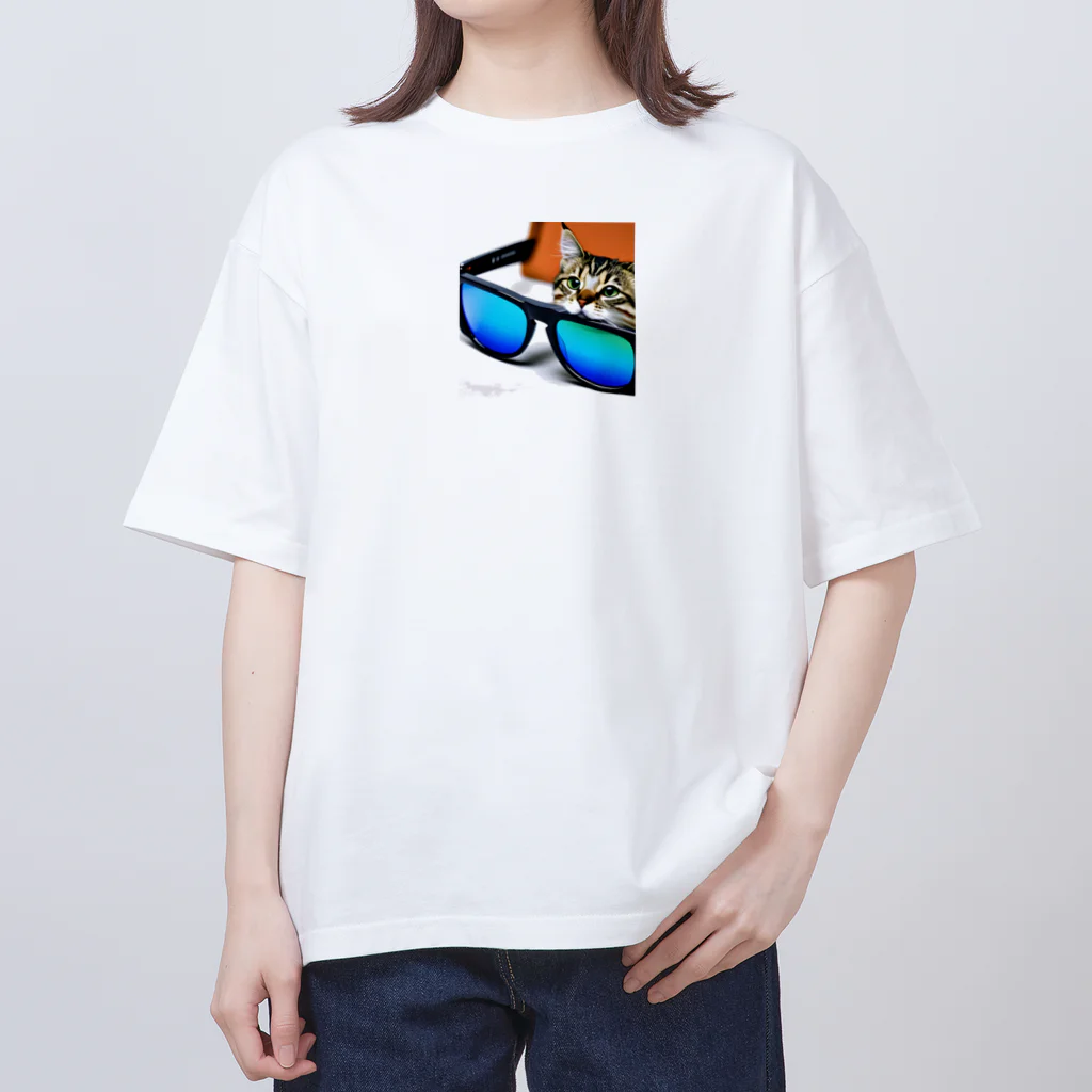 N_Shoplistsのサングラスから顔を出す猫 Oversized T-Shirt