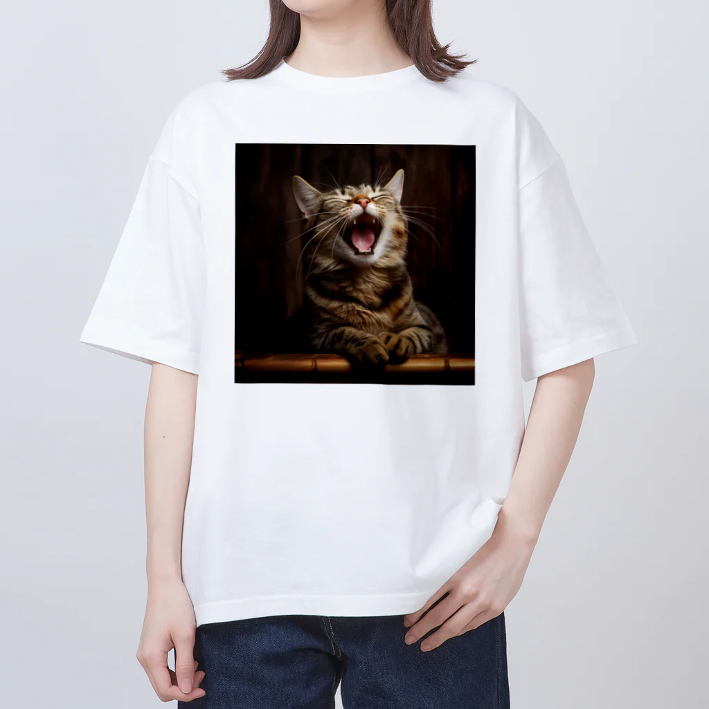 縞模様のまるで笑っているようなあくびする猫 オーバーサイズTシャツ