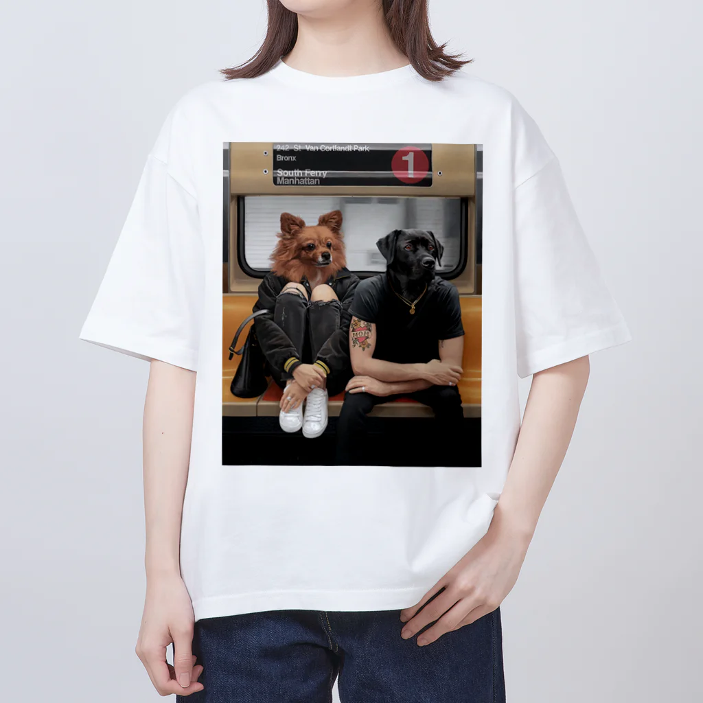 Mottan‘s Art Goods Shopの地下鉄の乗る　犬のカップル Oversized T-Shirt