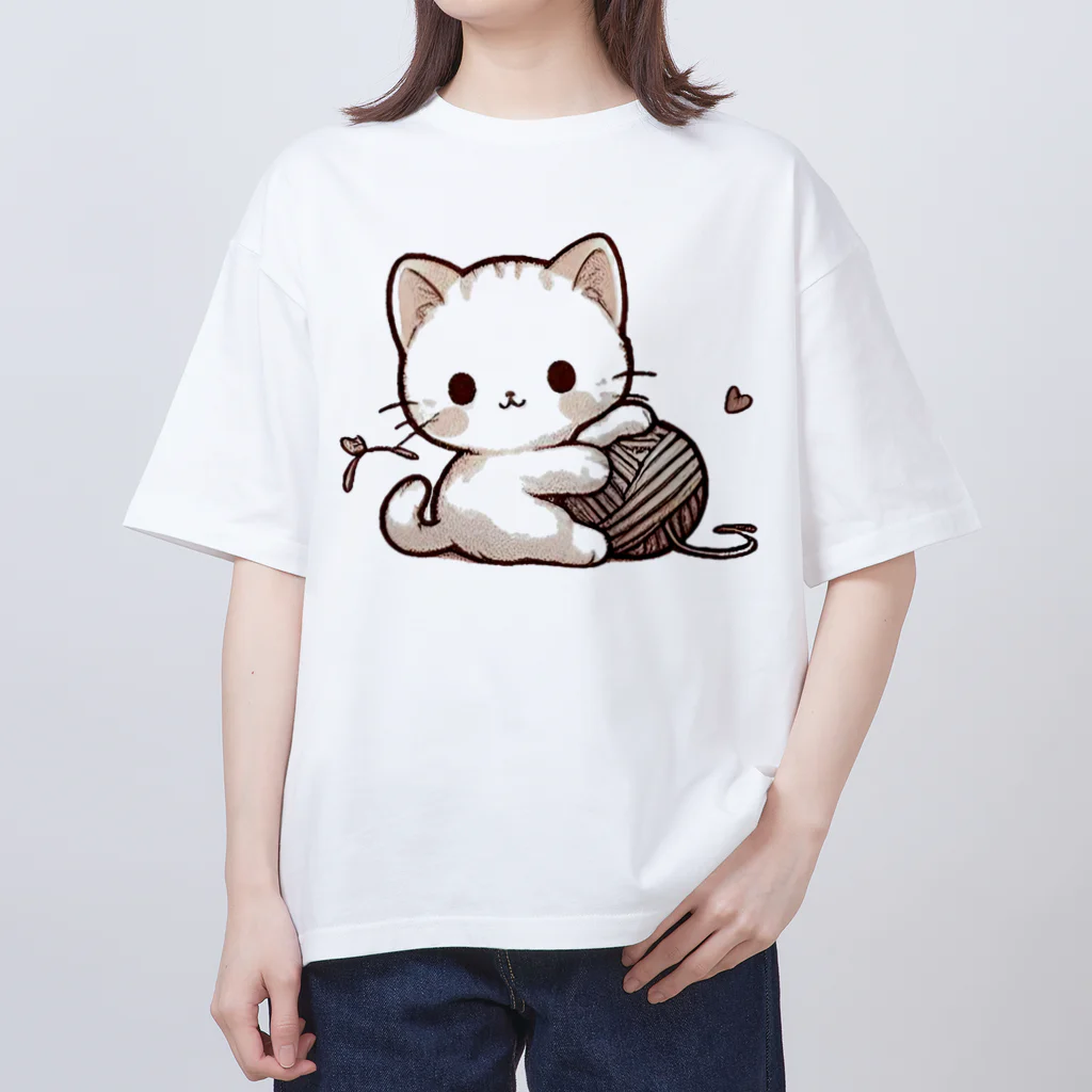 もふもふデザインストアのふわふわ白猫の癒しグッズ Oversized T-Shirt