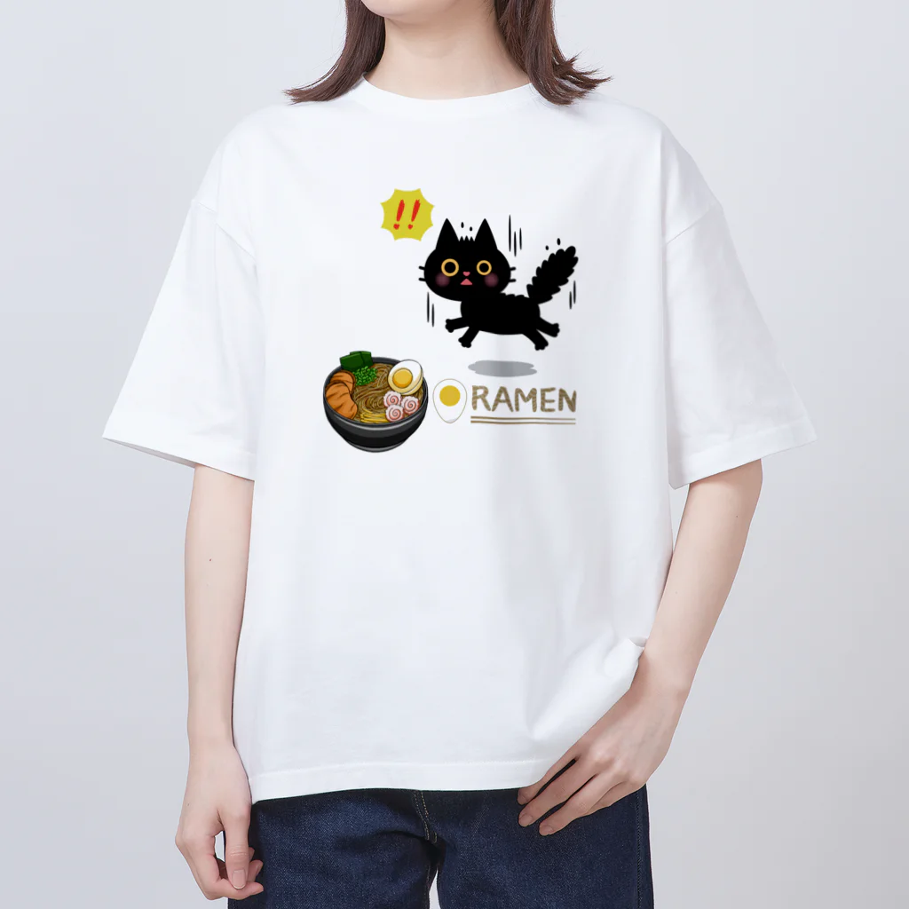 MirofuruDesignのラーメンが大好きな黒猫がラーメンを見つけて驚いている Oversized T-Shirt