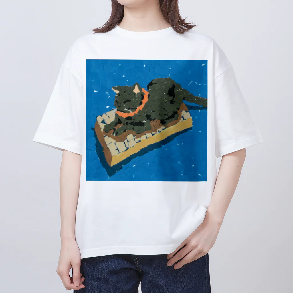 Yuhki | おばけのゆうき 公式オンラインショップ　【ちぎり絵・貼り絵のTシャツ・パーカー・スマホケース・バッグ・日用品・雑貨・文具・ドッグTシャツなど販売中】の爪とぎする黒猫(ちぎり絵/貼り絵) Oversized T-Shirt